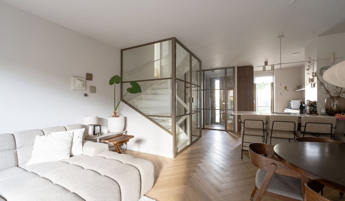 Trap in woonkamer wegwerken met stalen deuren