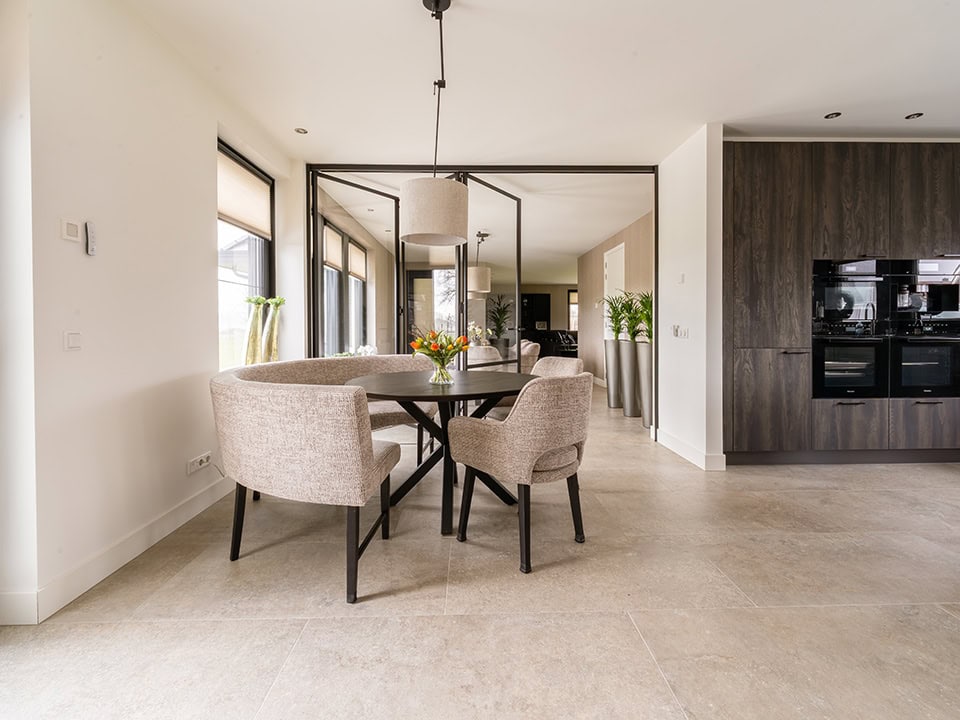 Moderne woonkamer met vouwdeuren en natuurlijke lichtinval.