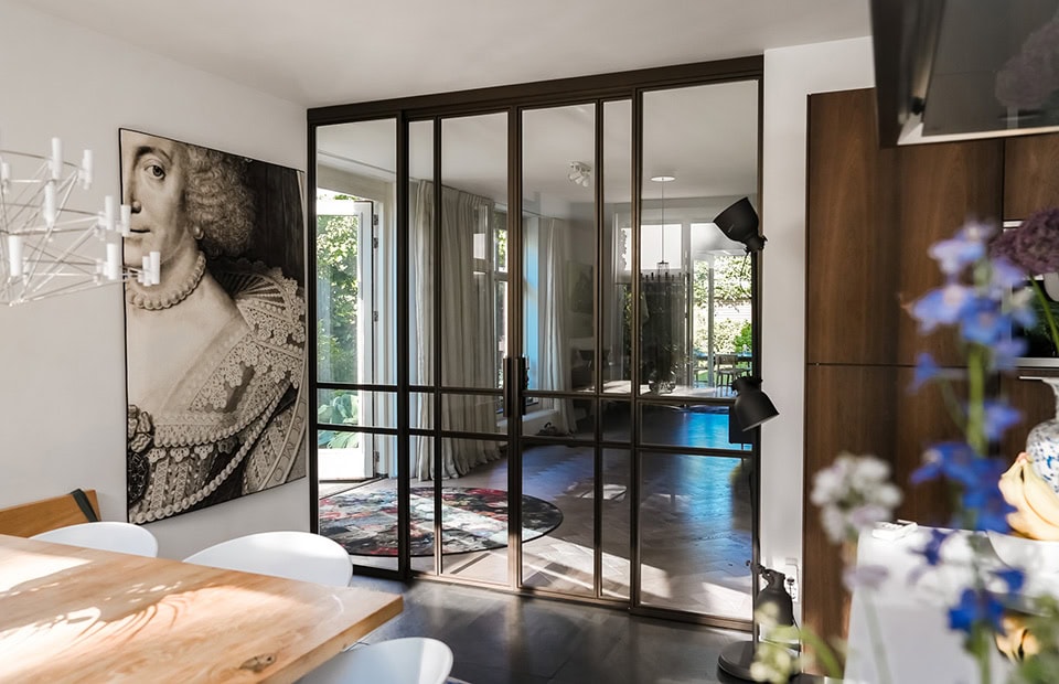 Bronzen schuifdeur in de woonkamer