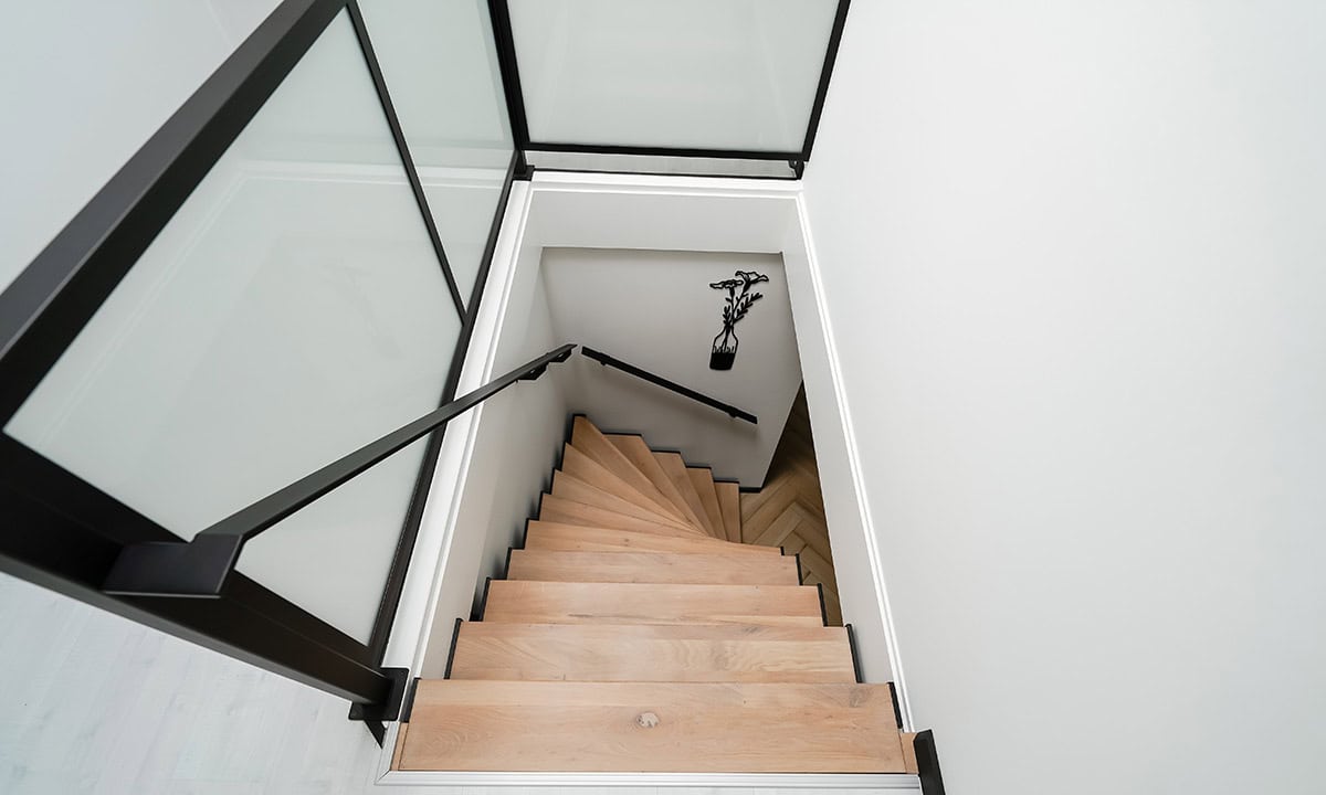 Stalen trappen met kwartslag op maat
