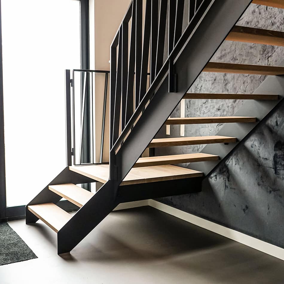 Stalen trappen met bordes op maat