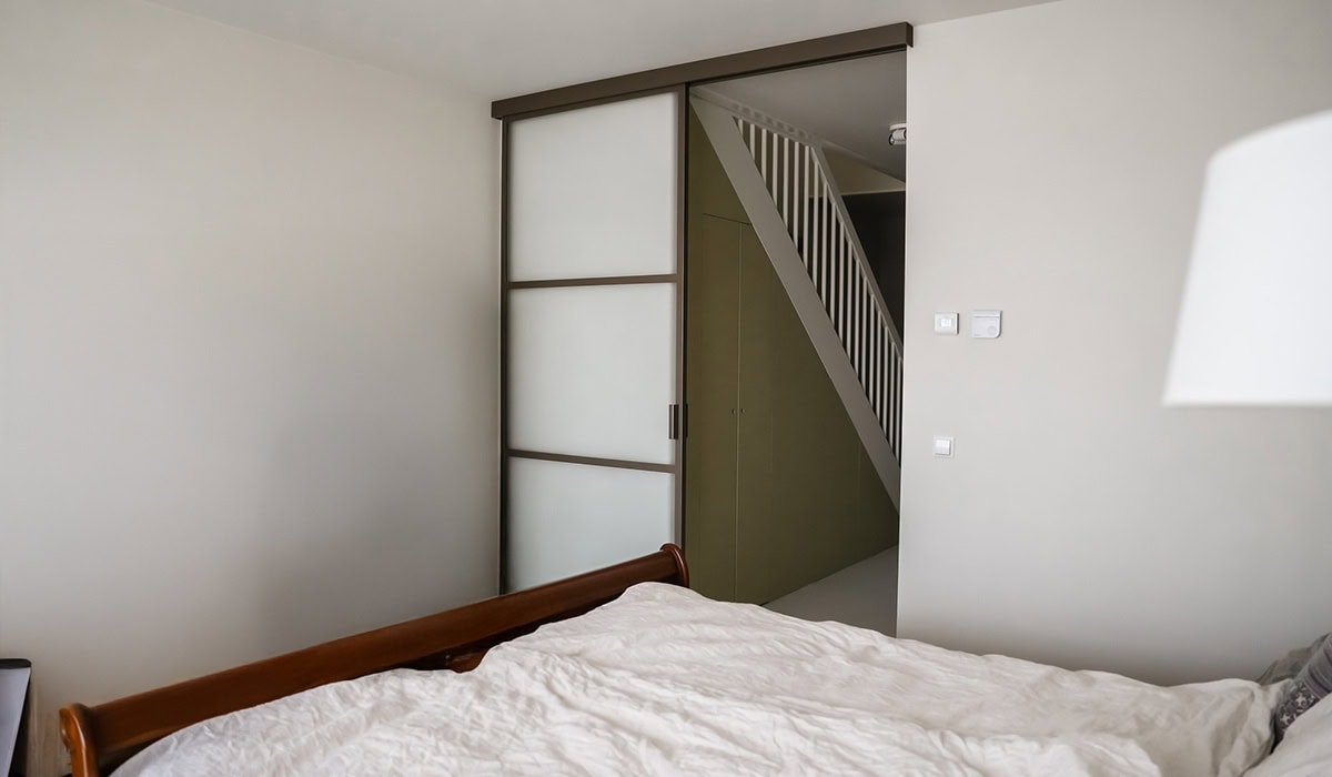 Stalen schuifdeur in de slaapkamer