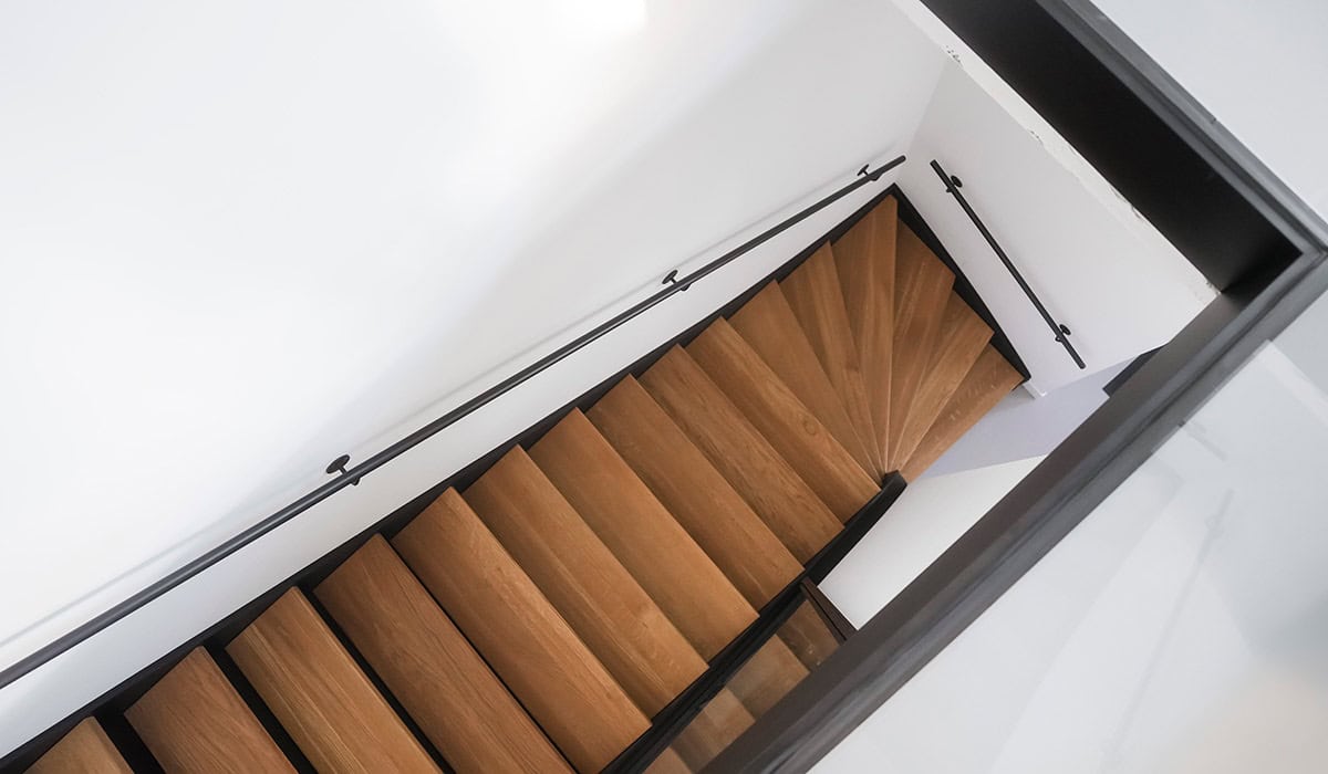 Stalen trap met houten treden