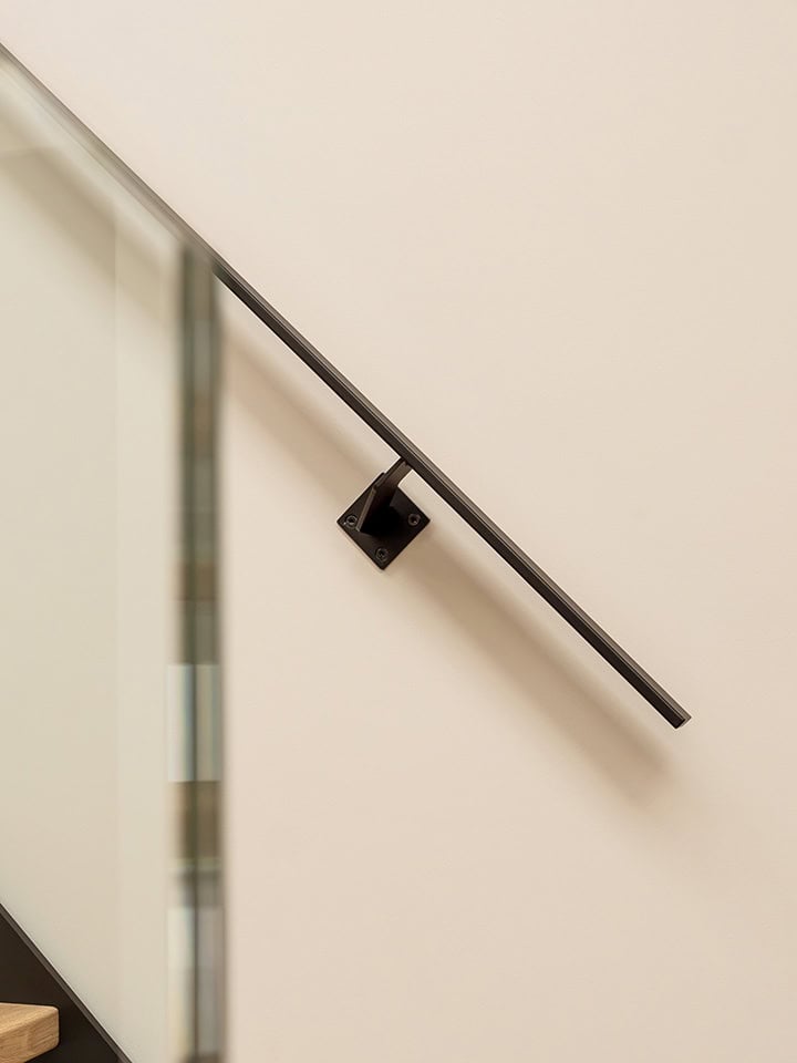 Moderne trapleuning en glazen balustrade voor veiligheid en design.