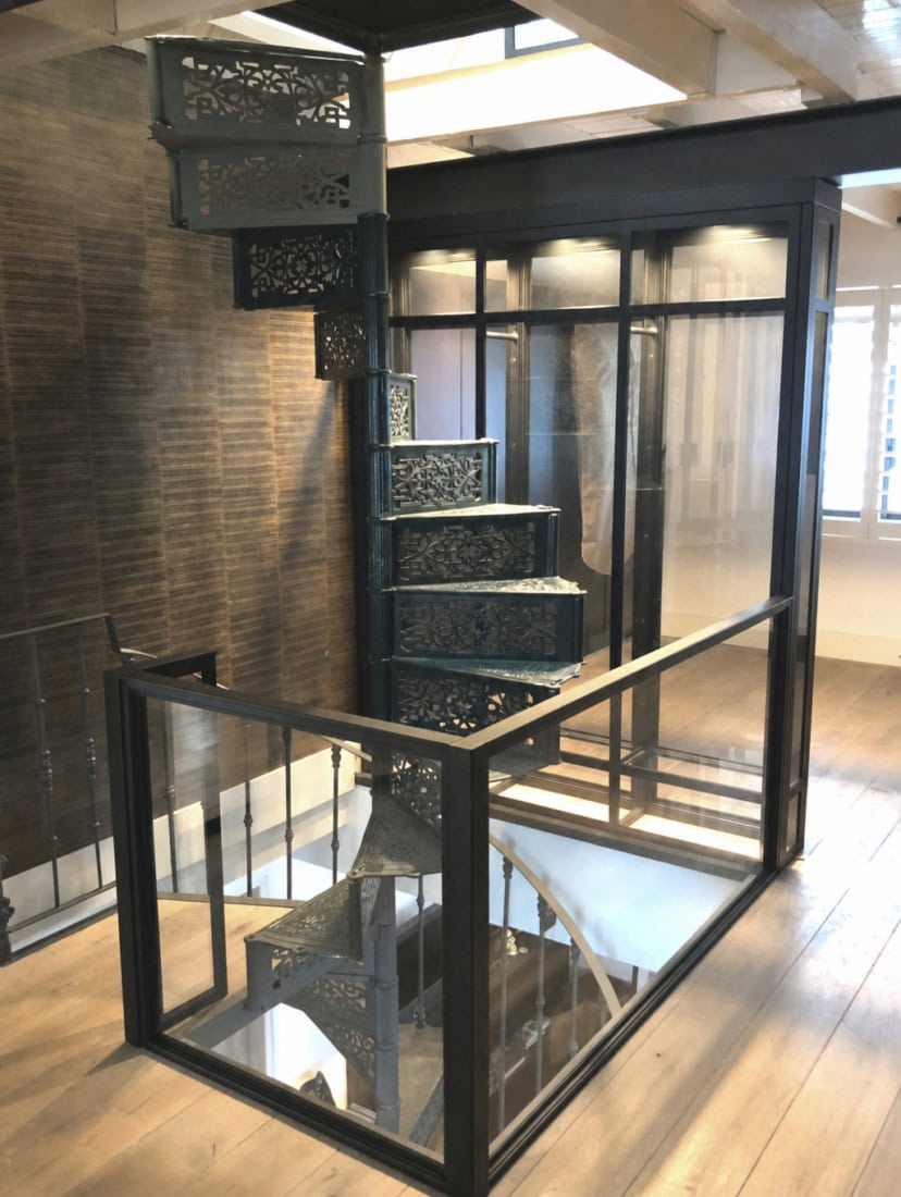 Balustrade en vitrinekast van staal en glas