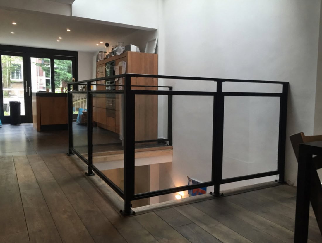 Balustrade van staal en glas