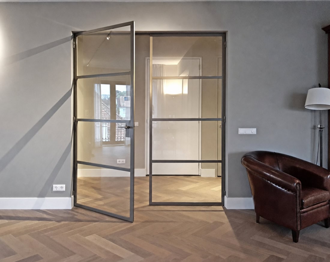 Dubbele scharnierdeuren met bronskleur in Valkenburg aan de Geul