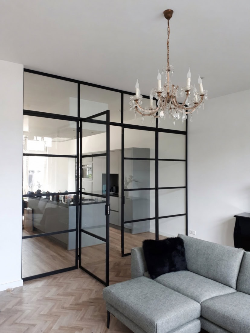 Glazen wand met dubbele scharnierdeuren