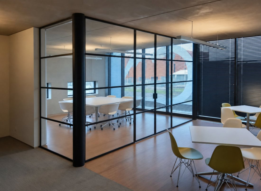 Hoekwand van staal en glas met scharnierdeuren in Soest