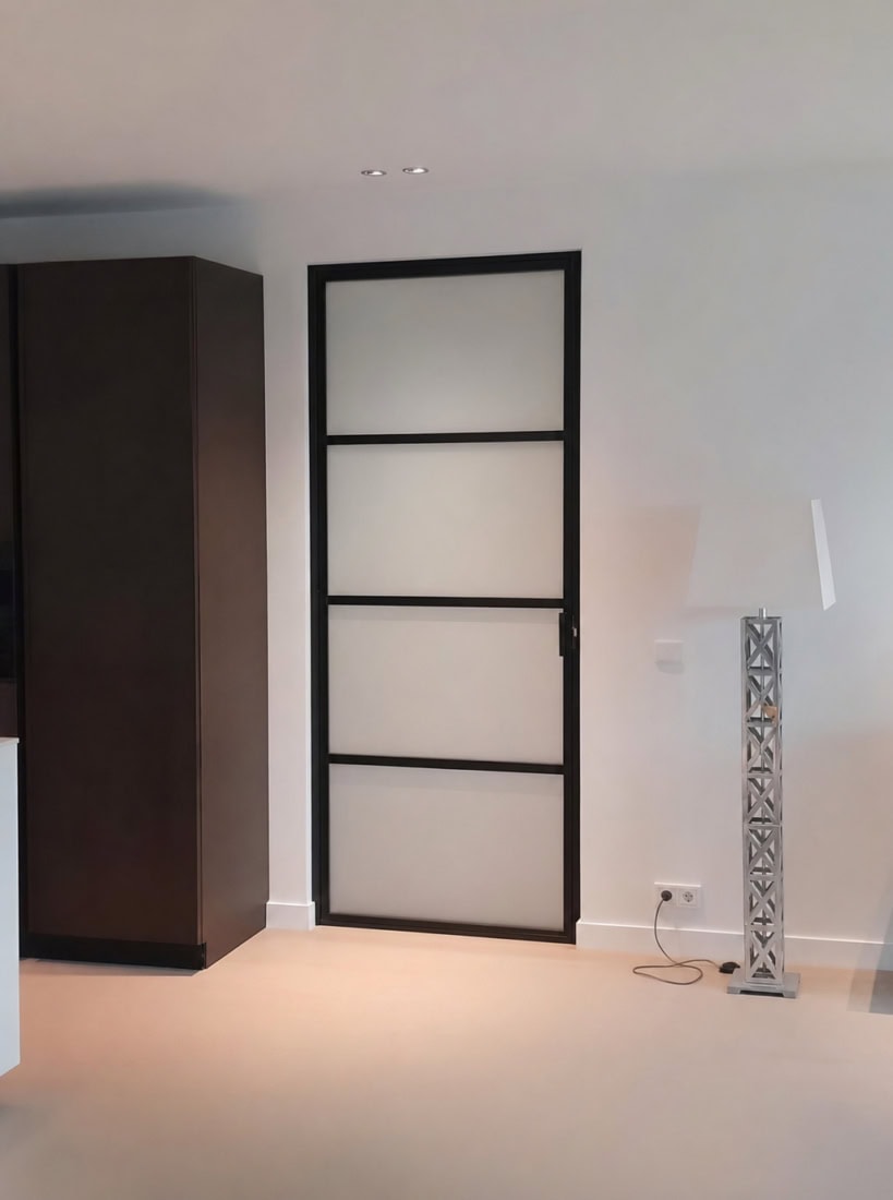 Scharnierdeur met melkglas in Huizen