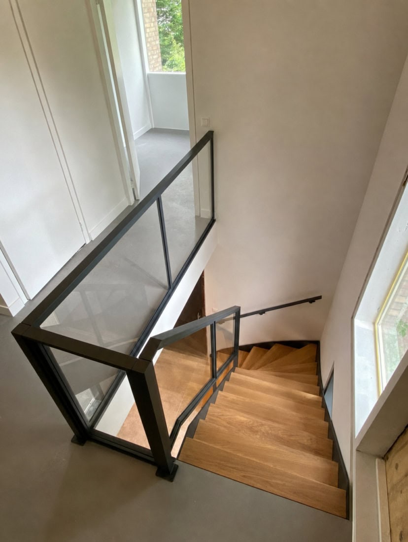 Stalen balustrade met glas in Nieuwerkerk
