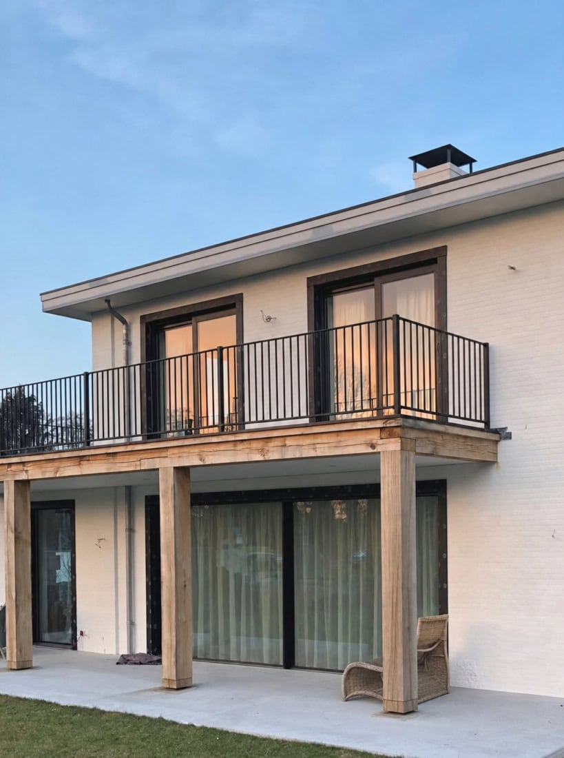 Stalen buiten balustrade met spijlen in Rotterdam
