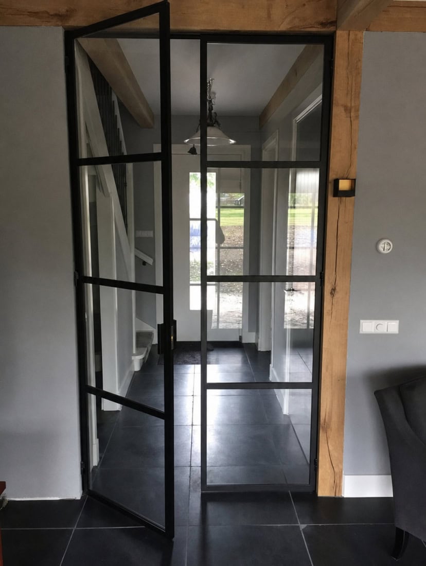 Stalen deuren boerderijwoning