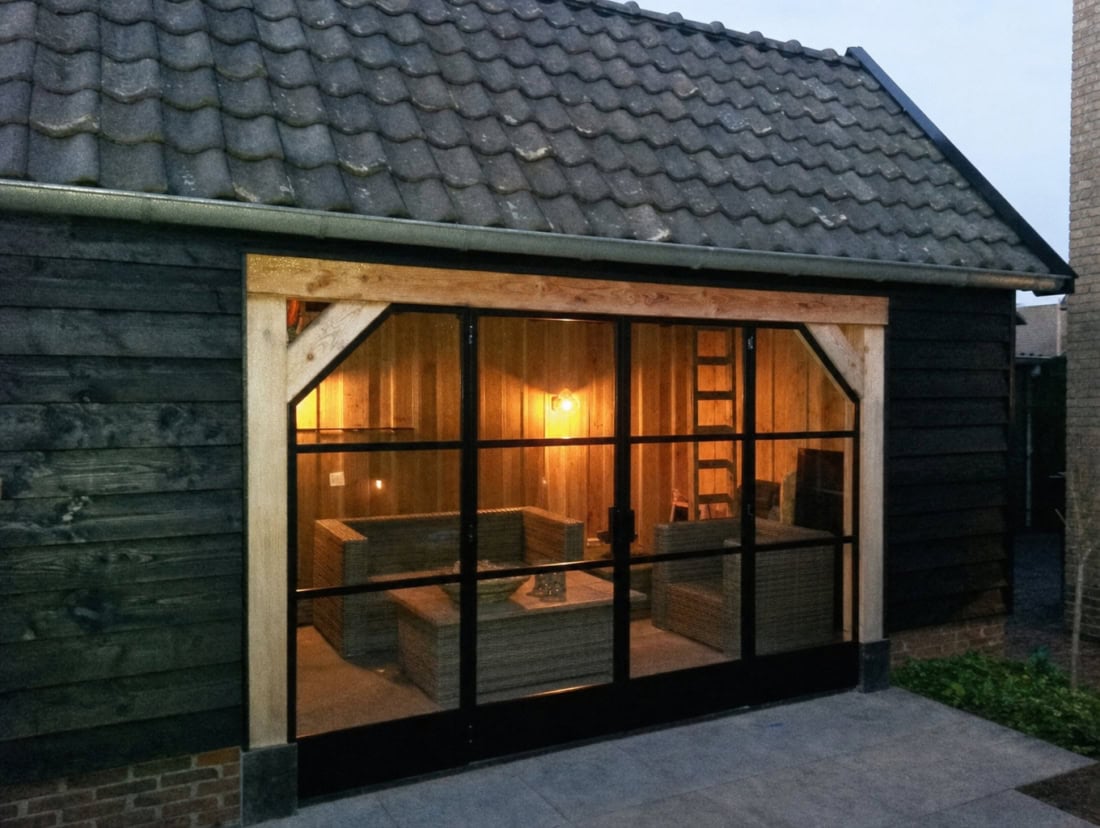 Stalen ramen en deuren in tuinhuis