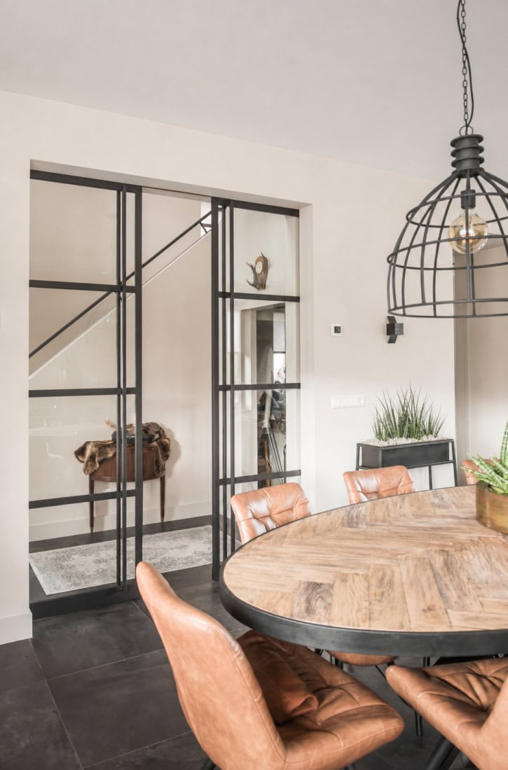 Stalen schuifdeur in industrieel interieur