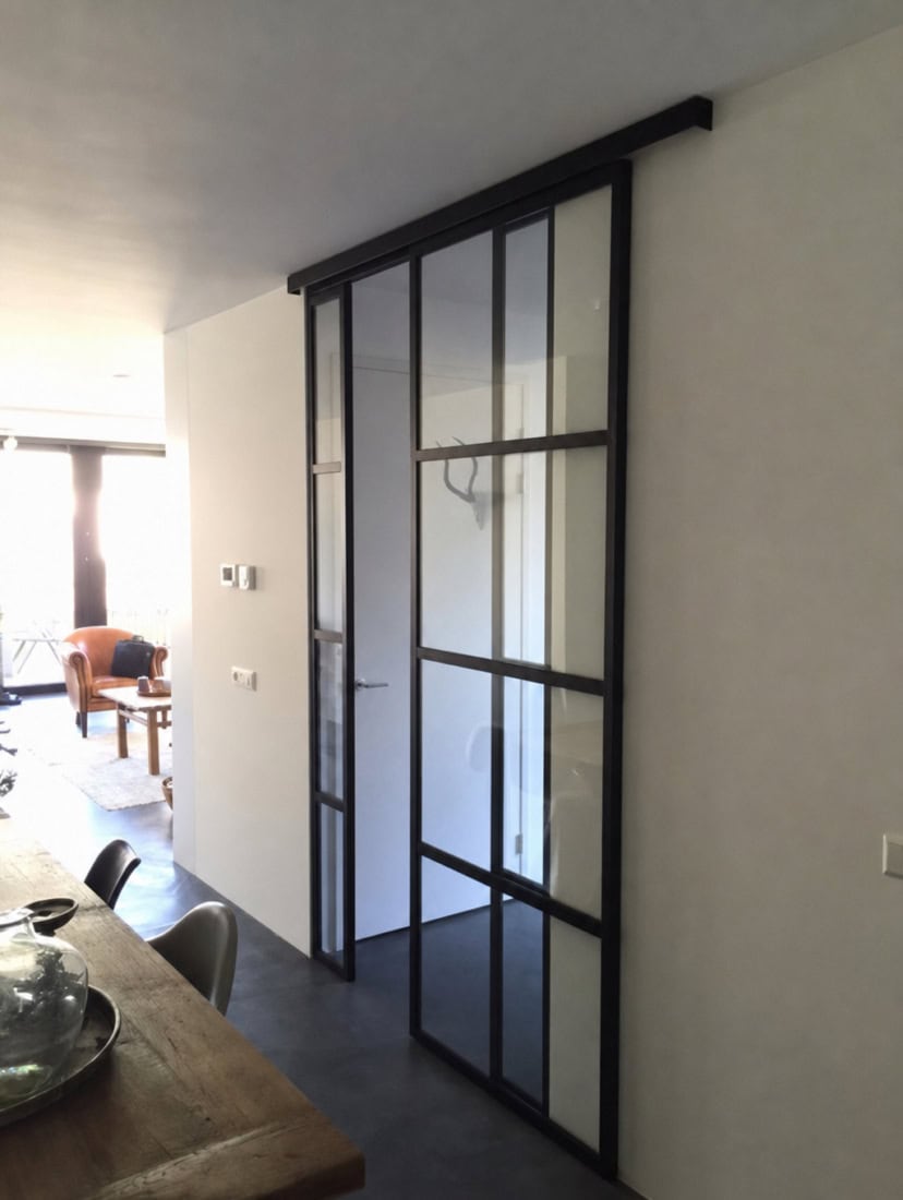 Stalen schuifdeur met glas