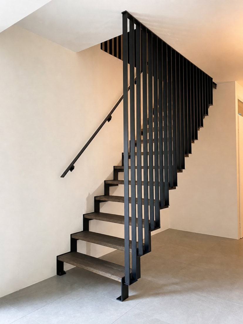 Stalen steektrap met spijlenwand