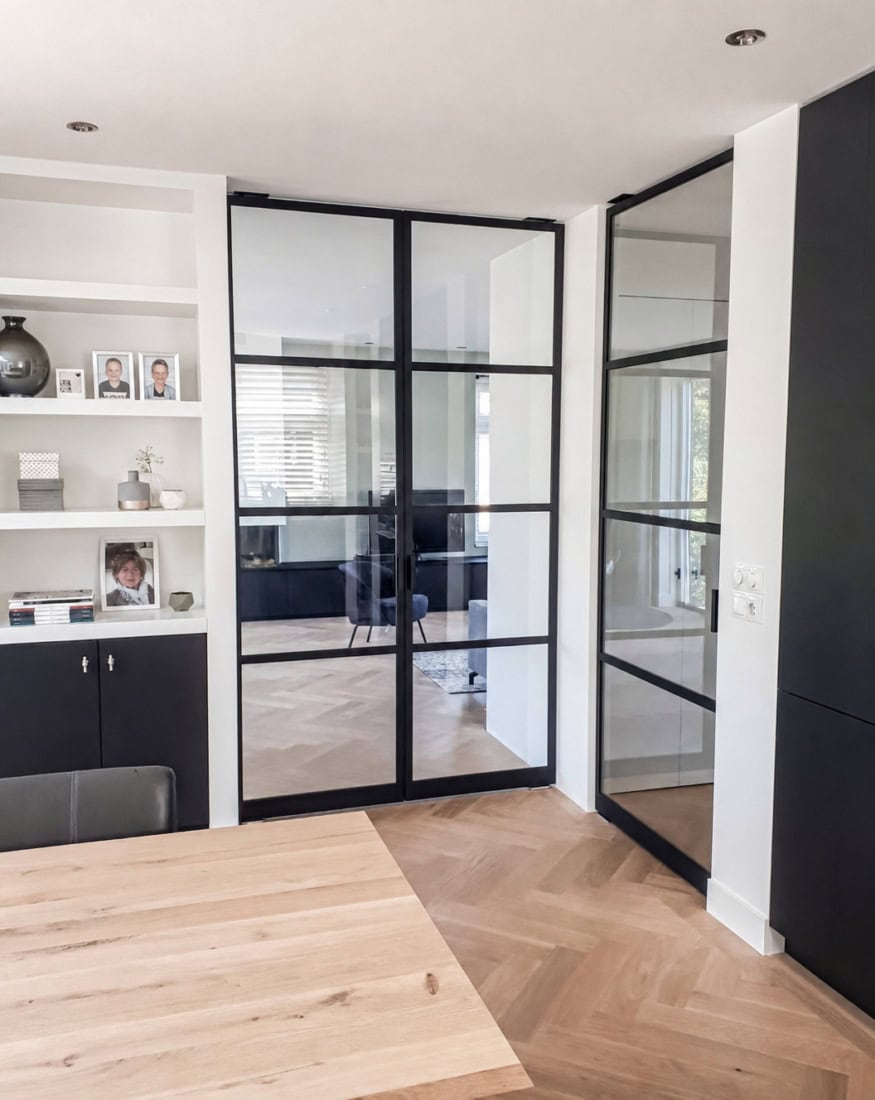 Stalen taatsdeuren in woonkamer
