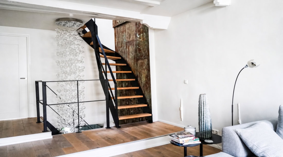 Stalen trap met balustrade