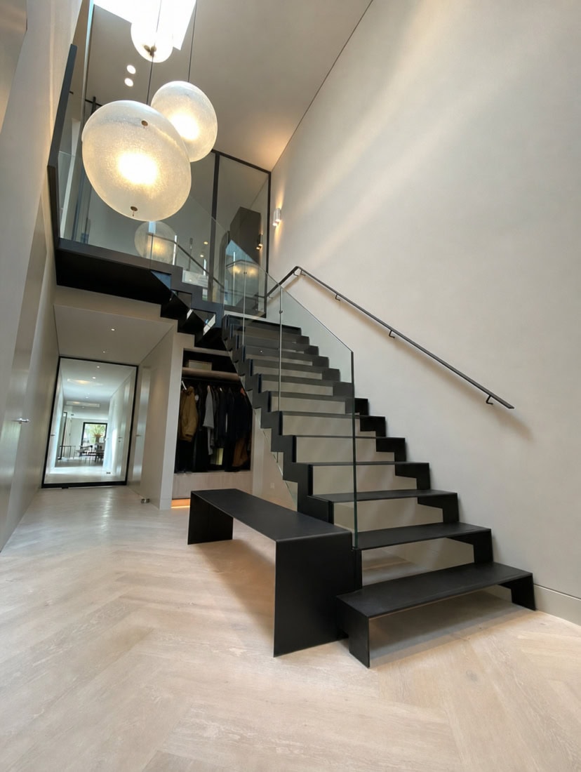 Stalen trap met balustrade
