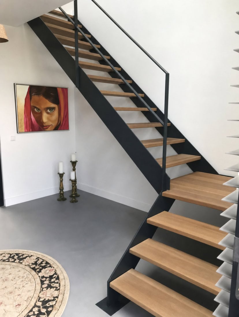 Stalen trap met houten treden