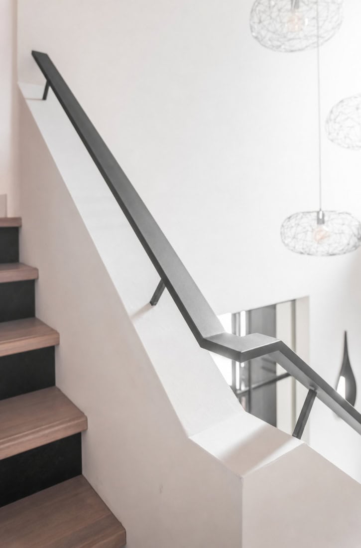 Stalen trapleuning op een wand