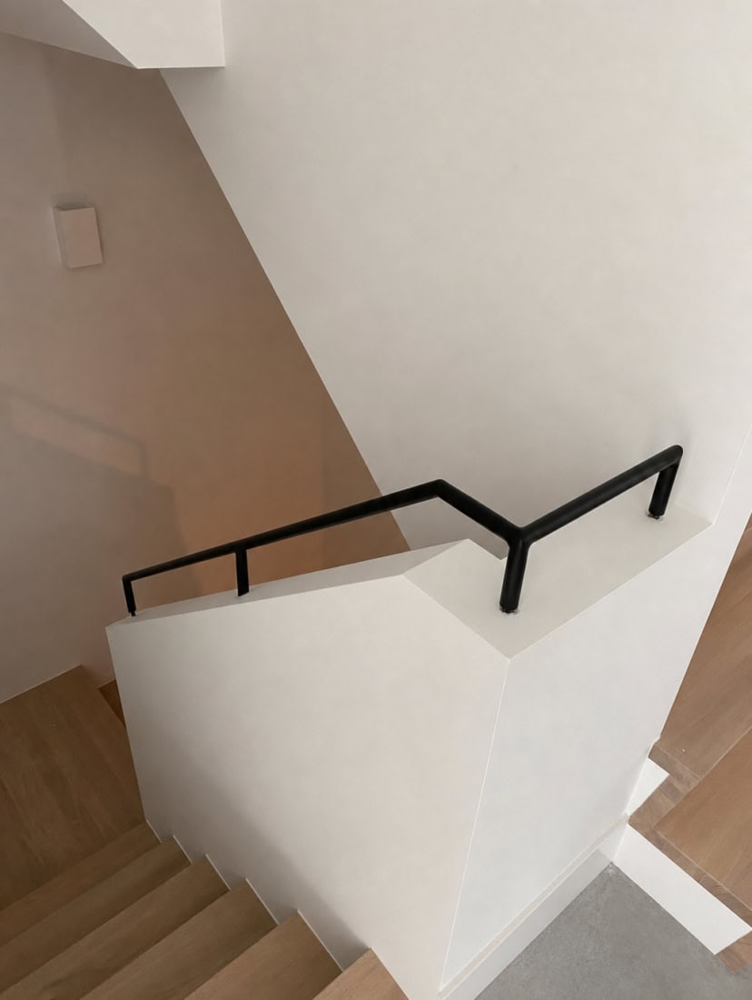 Stalen trapleuning op muur
