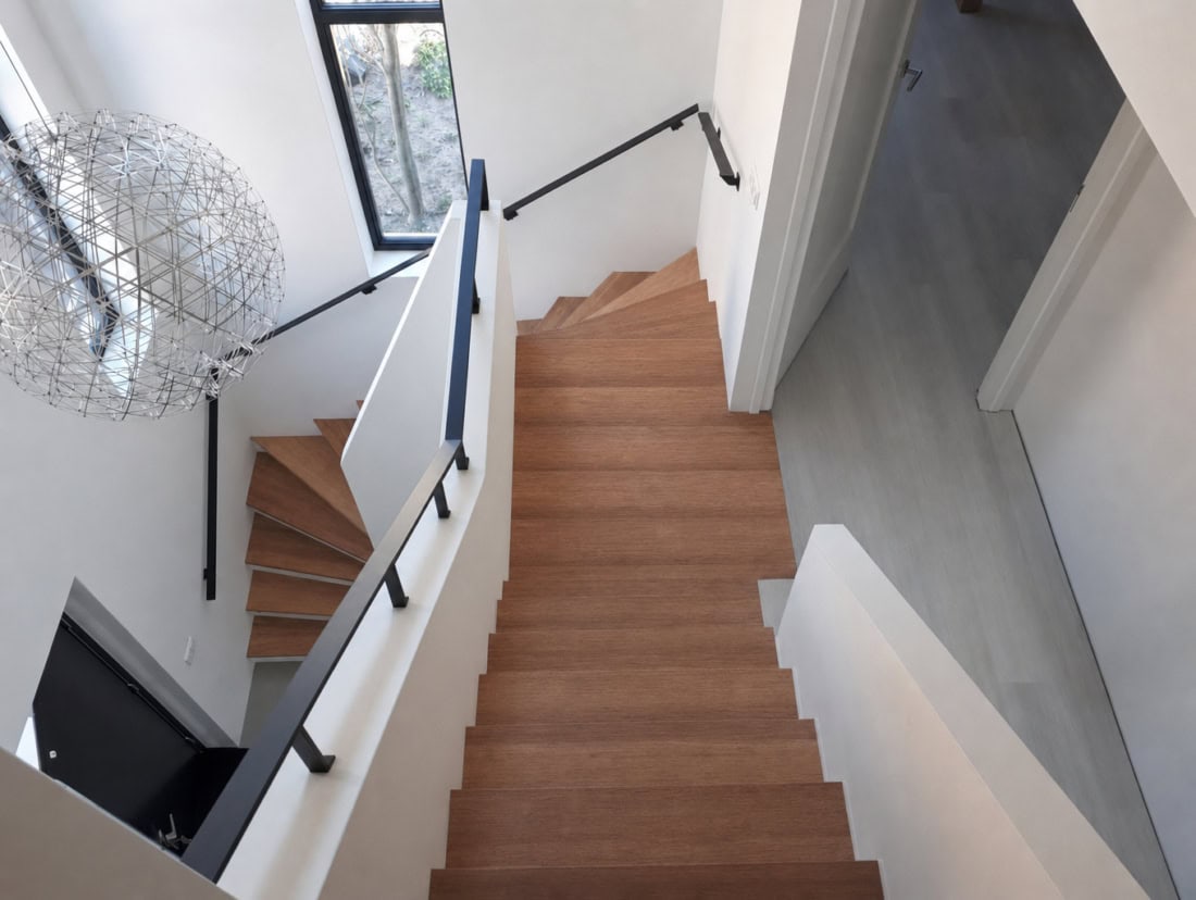 Stalen trapleuningen op balustrade