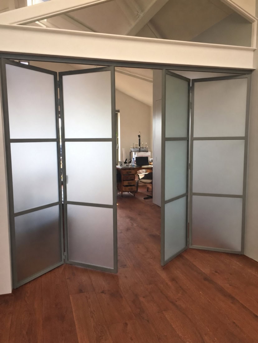 Stalen vouwwand met satijnglas