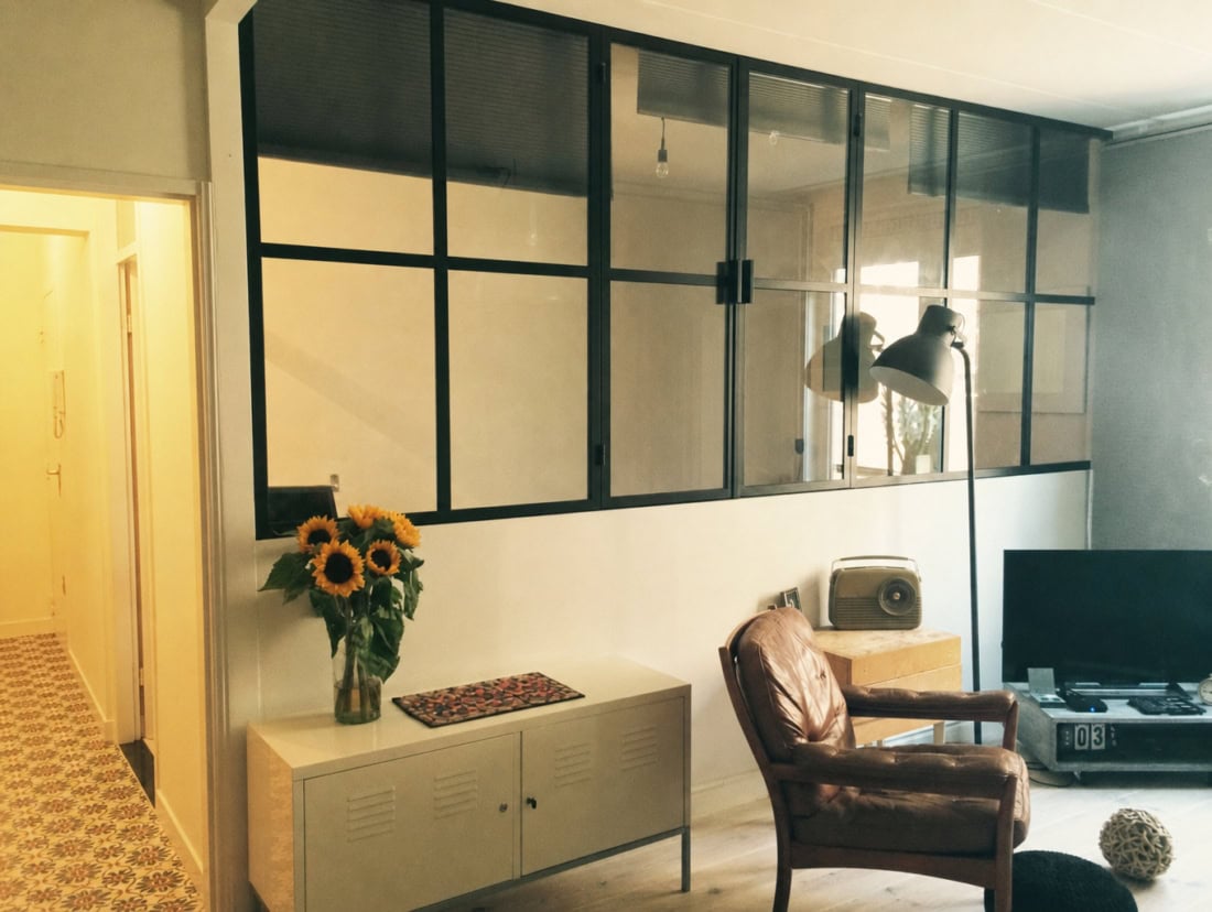 Stalen wand met openslaande ramen