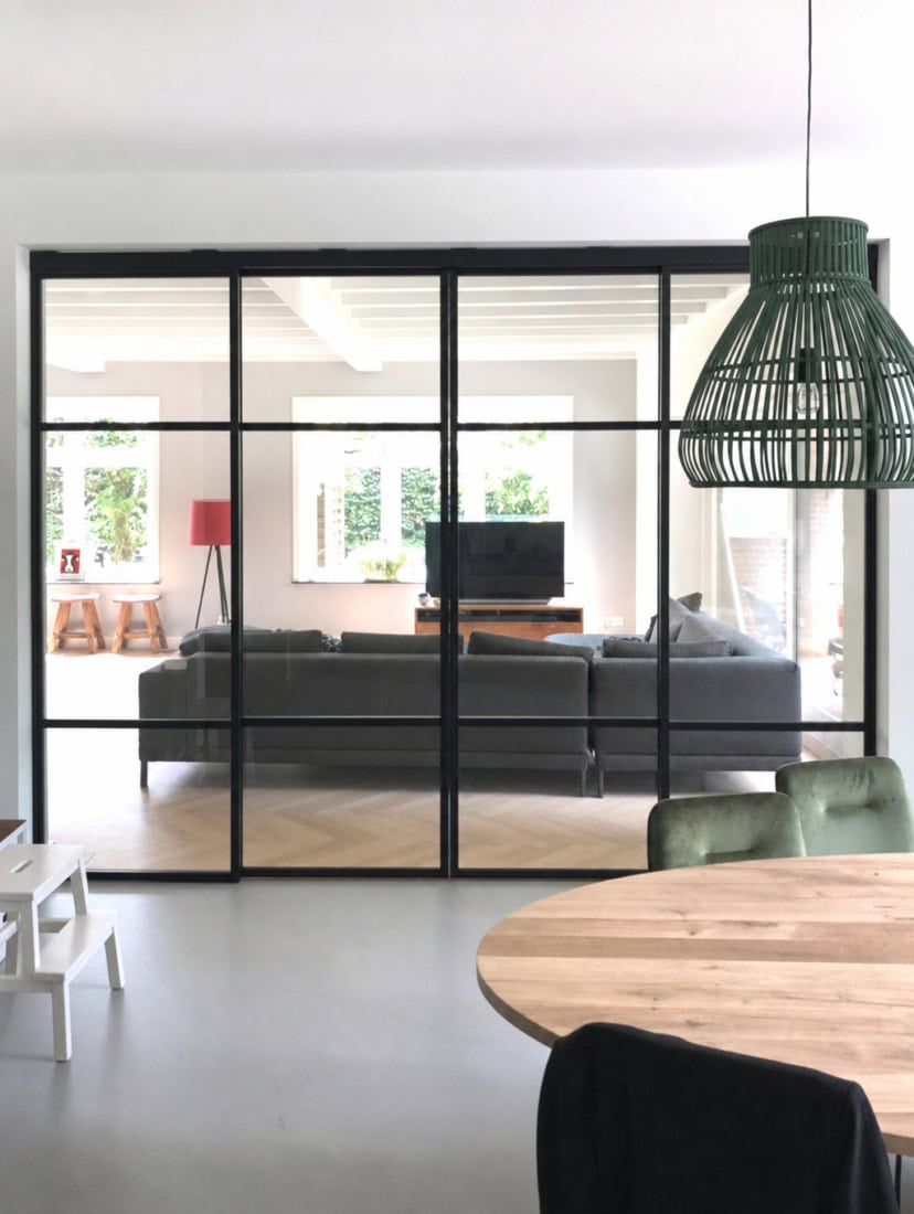 Stalen wand met schuifdeuren