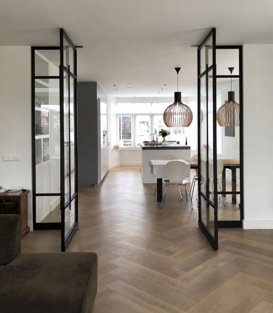 Stalen wand met taatsdeuren A