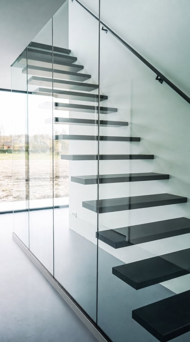 Zwevende trap met glas