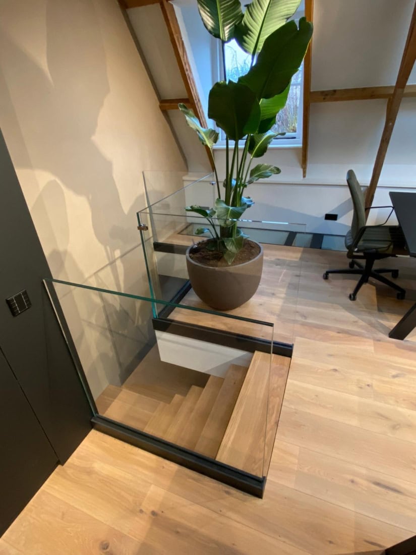 Glazen videbalustrade met slanke profielen.