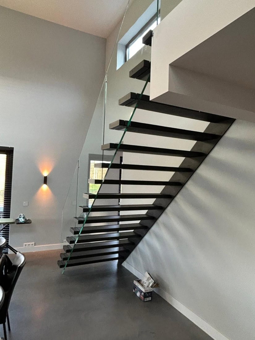 Stalen steektrap met balustrade