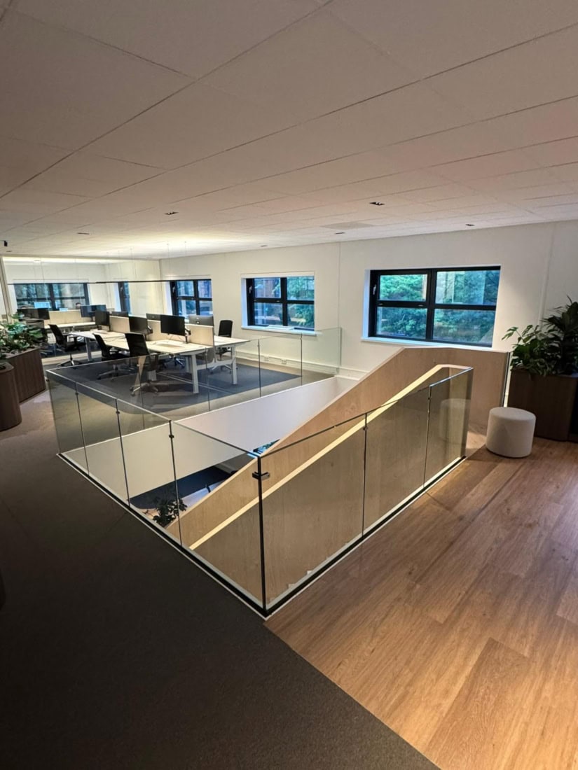 Glasbalustrade voor een open vide.